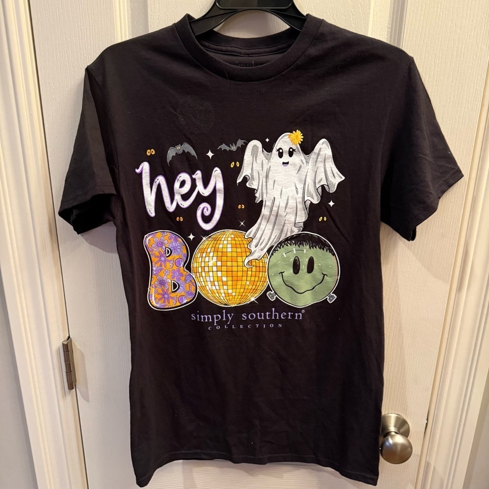 Simply southern black Halloween t shirt. Hey boo. Size small
